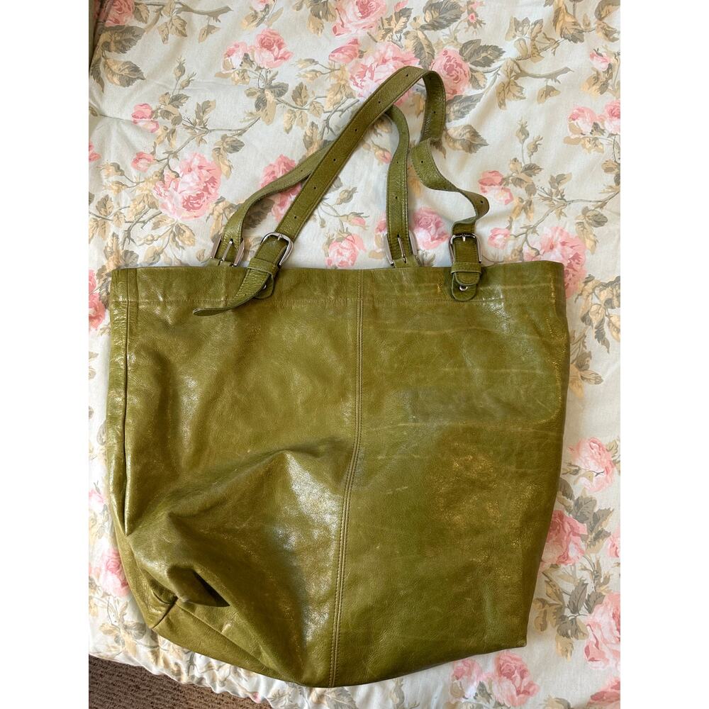 Purse/Tote in Green Leather with Gray Interior Adjustable Straps